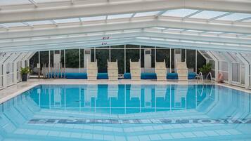 Piscina interna, espreguiçadeiras