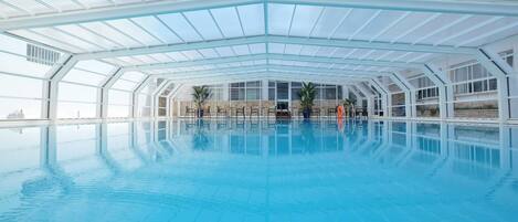 Indoor pool, sun loungers