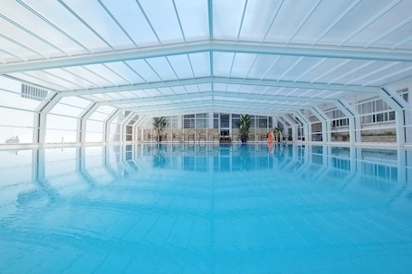 Indoor pool, sun loungers