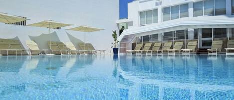 Indoor pool, sun loungers