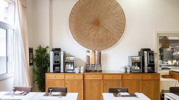 Café da manhã com buffet grátis todos os dias