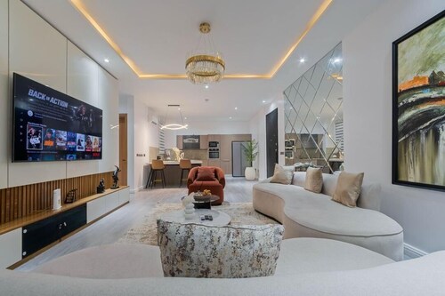 Signature Apartment in Lekki Phase 1: 2BDR (Pool, Gym, Wi-fi, 24/7 Power)