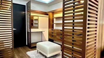 Apartemen Deluks, Bebas Asap Rokok, AC | Lemari pakaian