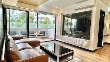 Deluxe Apartment, Non Smoking, Air conditioning | Living room