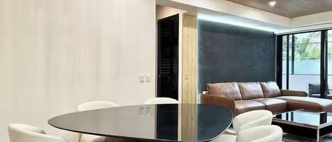 Deluxe Apartment, Non Smoking, Air conditioning | Dining room
