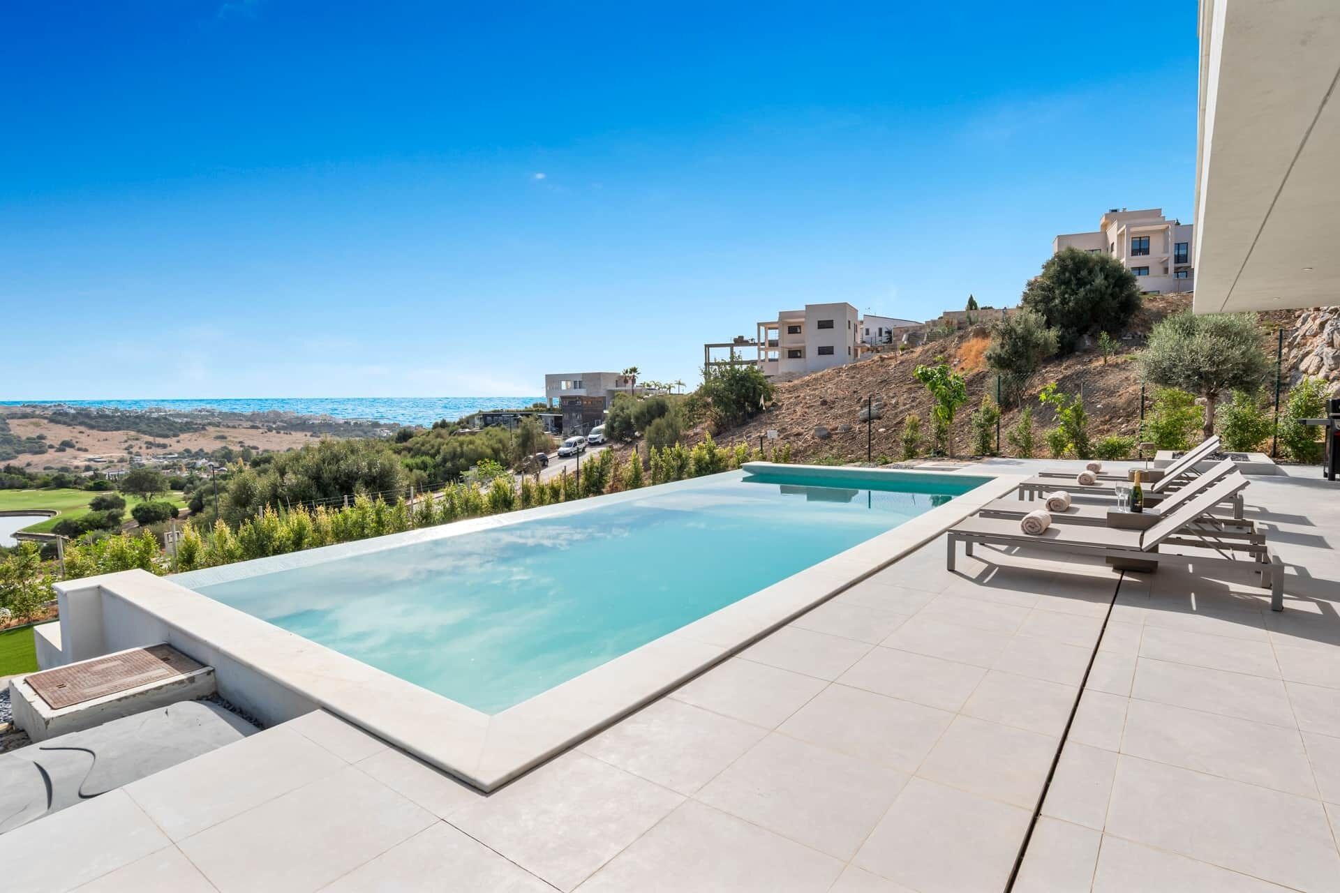 حمّام سباحة خارجي، حمّام سباحة مُدفَّأ