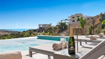 Una piscina al aire libre, una piscina climatizada