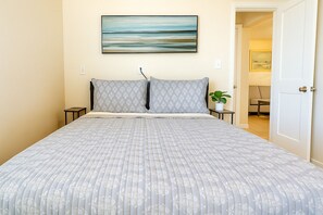 2 bedrooms, travel cot, free WiFi, bed sheets - Charming 2BR cottage steps from Beach, Dogs Welcome (Redington Shores)