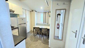 Réfrigérateur, micro-ondes, plaque de cuisson, cafetière/bouilloire