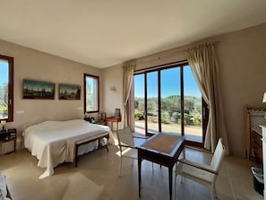 5 bedrooms, WiFi, bed sheets