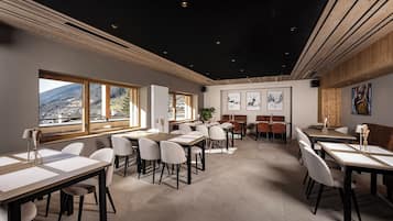 Petit déjeuner buffet (13 EUR par personne)