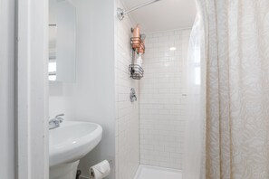 Handtücher, Seife, Shampoo, Toilettenpapier