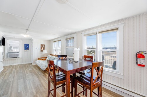 Walk to the Beach: Surf City Apartment w/ Balcony