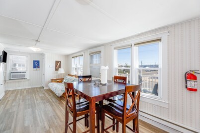 Walk to the Beach: Surf City Apartment w/ Balcony