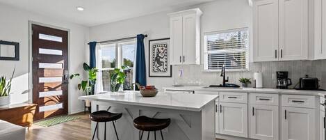 冷蔵庫、電子レンジ、オーブン、コンロ