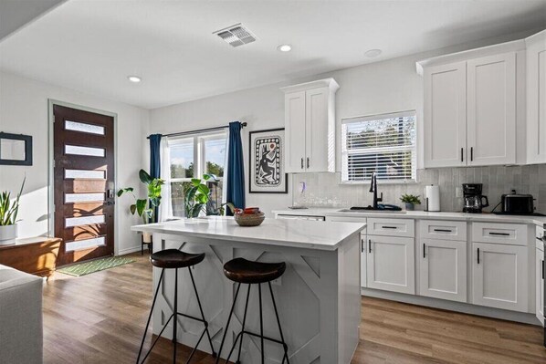 冰箱、微波炉、烤箱、炉灶