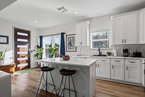 New Getaway with Private Patio Near Downtown Lockhart