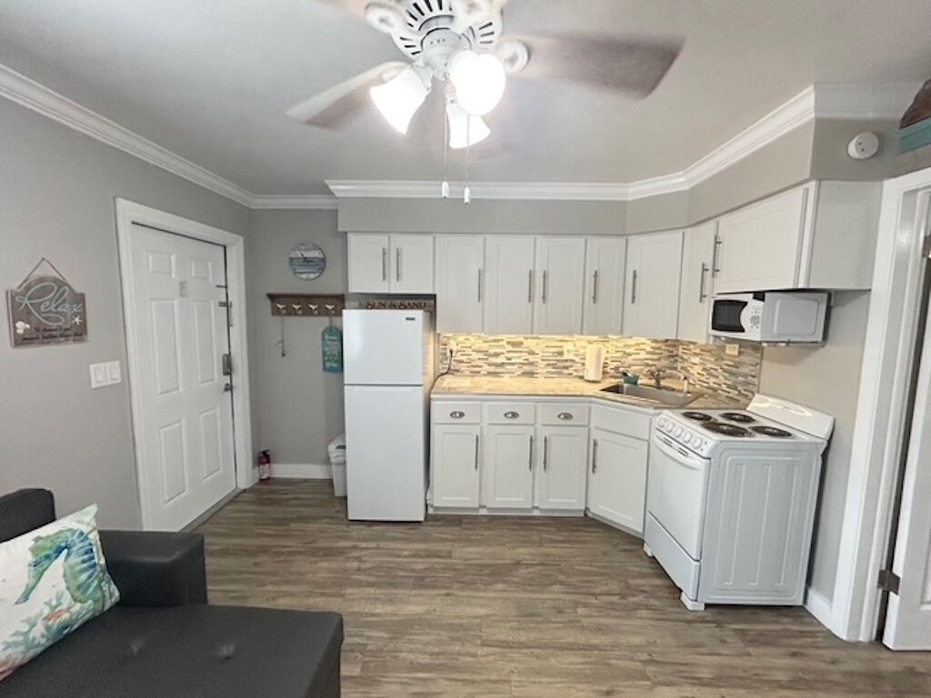 Réfrigérateur, four à micro-ondes, un four, surface de cuisson