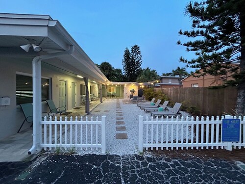 Boutique Stay on Clw Beach 1BR Suite w/full Kit