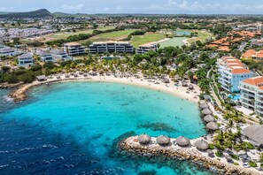 Beach nearby, sun loungers, beach towels