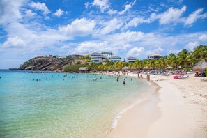 Beach nearby, sun loungers, beach towels