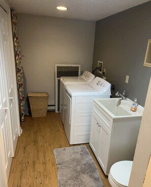 مجففات شعر، مناشف، صابون، ورق حمّام