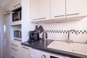 Een magnetron, een oven, een kookplaat, een vaatwasser