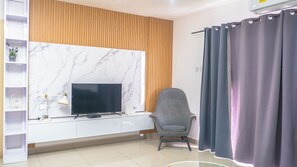 Superior-Apartment, 1 Schlafzimmer, Stadtblick | Wohnbereich | Kamin