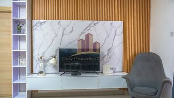 Superior-Apartment, 1 Schlafzimmer, Stadtblick | Wohnbereich | Kamin