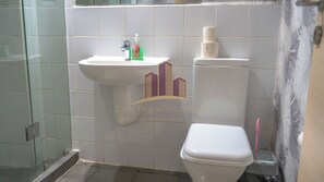 Apartament superior, 1 dormitori, vistes a la ciutat | Bany | Articles de tocador gratuïts, tovalloles, sabó i paper higiènic 