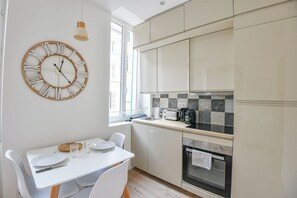 Réfrigérateur, micro-ondes, plaque de cuisson, cafetière/bouilloire