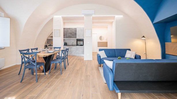 Un intérieur moderne comprenant un coin repas, une cuisine et un espace salon.