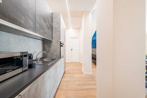 Kühlschrank, Mikrowelle, Ofen, Herdplatte