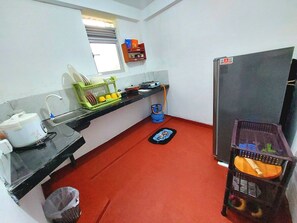 Habitación doble Confort, vista al jardín | Cocina compartida