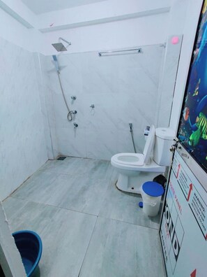 Habitación doble Confort, vista al jardín | Baño compartido