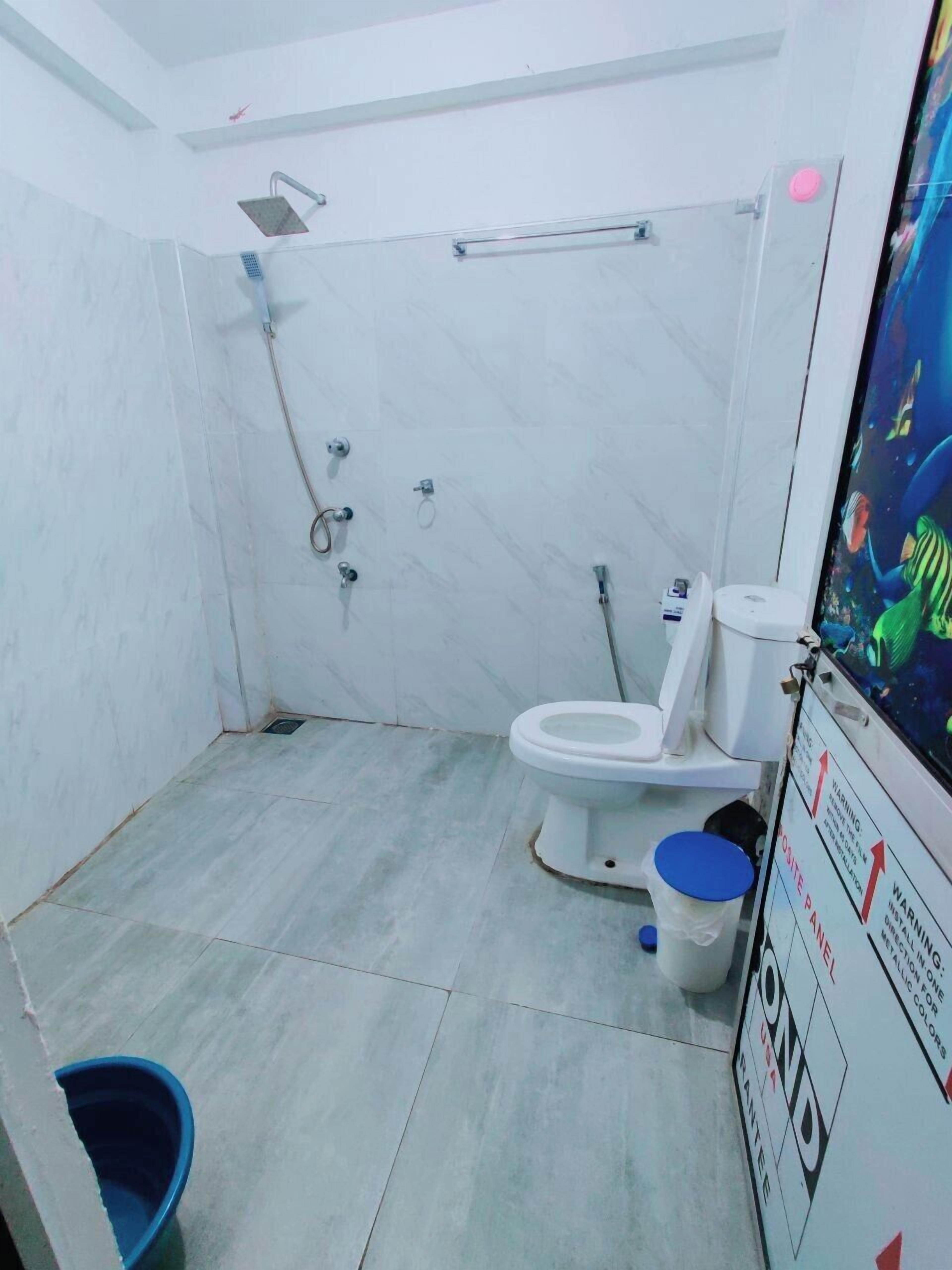 Douche, douche à « effet pluie », articles de toilette gratuits