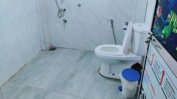 Douche, douche à « effet pluie », articles de toilette gratuits