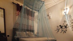مكتب ومساحة عمل للكمبيوتر المحمول وواي فاي مجانًا وملاءات أسرّة