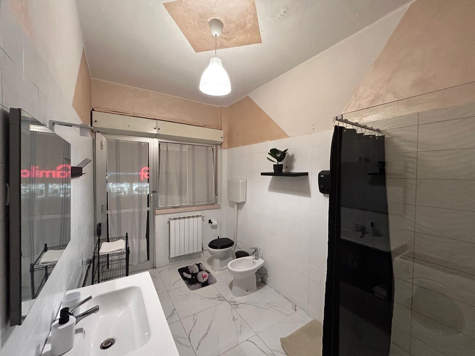 Dusch, hårtork, bidé och handdukar