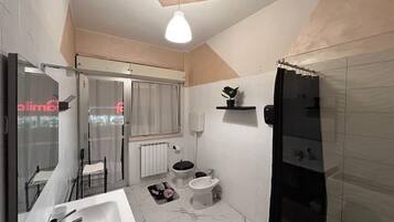 Dusch, hårtork, bidé och handdukar