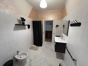 Douche, sèche-cheveux, bidet, serviettes fournies