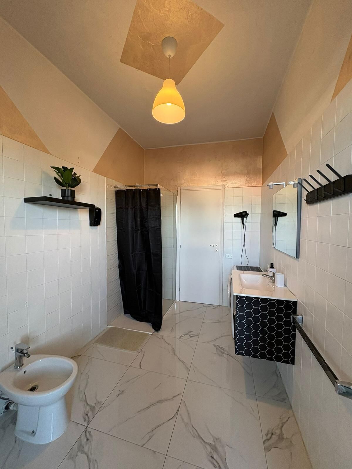 Douche, sèche-cheveux, bidet, serviettes fournies