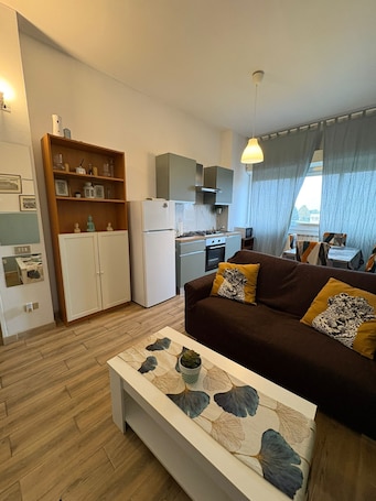 リビング エリア. Cozy One-Bedroom Apartment Near St. Mark's Polyclinic and Leolandi