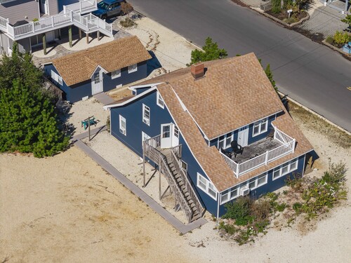 Walk to Beach: Pet Friendly Apartment + Cottage