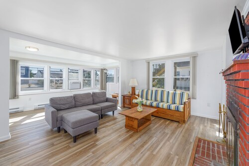 Walk to Beach: Pet Friendly Apartment + Cottage