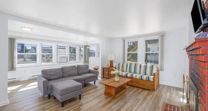 Walk to Beach: Pet Friendly Apartment + Cottage