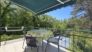 تناول الطعام بالخارج