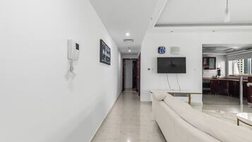Departamento Confort, 1 habitación, vista a la ciudad | Área de sala de estar | Televisión de pantalla plana