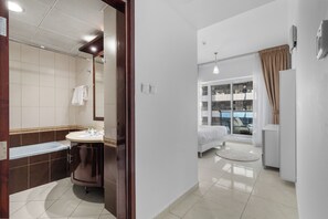 Departamento Confort, 1 habitación, vista a la ciudad | Edredón, escritorio y espacio para trabajar con laptop