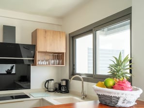 Kjøleskap, mikrobølgeovn, ovn og oppvaskmaskin